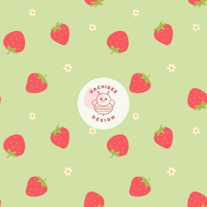 Op de afbeelding: Een lichtgroene achtergrond met een herhalend patroon van rode aardbeien met groene blaadjes en kleine witte bloemetjes. In het midden toont een wit rond logo een lijntekening van een bij en de tekst HACHIBEE DESIGN in het rood.