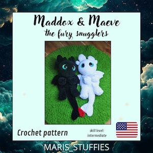 Può includere: Un modello all'uncinetto con due peluche a forma di drago, uno nero e uno bianco, con occhi verdi e dettagli rossi sulla coda. Il testo "Maddox & Maeve the fury snugglers" è visualizzato sopra i peluche. Sono visibili anche le parole "Crochet pattern" e "skill level: intermediate".