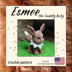 Op de afbeelding: Haakpatroon voor Esmee de knuffelbaby, een gehaakte Eevee Pokemon amigurumi pop in bruin en wit. Het patroon is voor een gemiddeld tot gevorderd vaardigheidsniveau. Het patroon is te koop op Etsy.