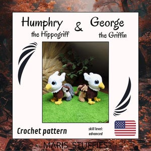 Op de afbeelding: Een haakpatroon voor twee amigurumi mythische wezens: Humphry de Hippogrief en George de Griffioen. Het patroon bevat instructies voor het maken van de knuffels met wit, bruin, geel en grijs garen. Het vaardigheidsniveau is gevorderd.