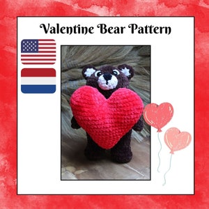 Könnte beinhalten: Ein brauner gehäkelter Teddybär hält ein rotes herzförmiges Kissen. Zwei rosafarbene herzförmige Ballons schweben im Hintergrund. Das Bild ist mit "Valentine Bear Pattern" betitelt.