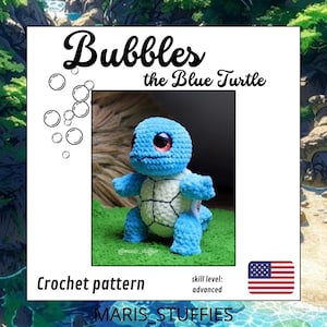 Peut inclure: Une tortue bleue crochetée nommée "Bubbles" avec une carapace blanche et crème, posée sur un tissu vert. L'image comprend le texte "Crochet pattern" et "skill level: advanced". Le nom du créateur est "MARIS STUFFIES".
