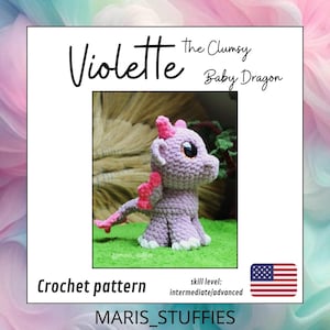Op de afbeelding: Een gehaakte babydraak genaamd Violette, in tinten van lavendel en roze, met grote, expressieve ogen. Het haakpatroon is van gemiddeld/gevorderd niveau. De afbeelding bevat de tekst "Crochet pattern" en "MARIS_STUFFIES".