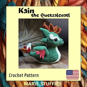Op de afbeelding: Haakpatroon voor Kain de Quetzalcoatl, een groene, rode en witte gehaakte draak met een kroon. Het patroon is te koop en bevat instructies voor het maken van de draak. De afbeelding bevat ook de tekst "MARIS_STUFFIES" en een Amerikaanse vlag.
