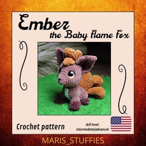 Op de afbeelding: Haakpatroon voor een bruine en oranje amigurumi-vos genaamd "Ember the Baby Flame Fox". Het patroon is voor een gemiddeld tot gevorderd vaardigheidsniveau. Het patroon is te koop op Etsy.
