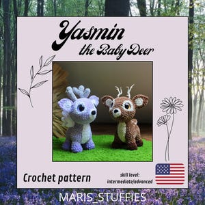 Op de afbeelding: Een haakpatroon met twee babyherten amigurumi's. Eén hert is lavendel en wit, de andere is bruin en wit. De tekst "Yasmin the Baby Deer" staat boven de herten. De tekst "Crochet pattern" staat eronder. Vaardigheidsniveau: gemiddeld/gevorderd.