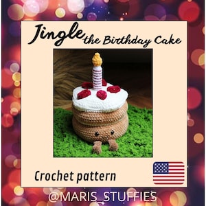 Op de afbeelding: Haakpatroon voor een verjaardagstaart knuffel genaamd "Jingle the Birthday Cake" van @MARIS_STUFFIES. De taart is bruin met witte frosting en rode kersen. Hij heeft een enkele brandende kaars en een vrolijk gezicht.