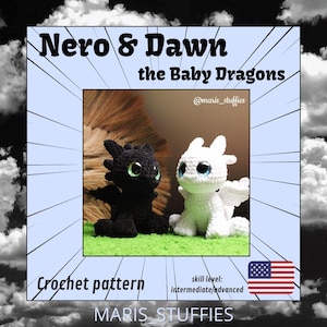 Op de afbeelding: Haakpatroon voor twee baby-draken, een zwarte en een witte, met groene ogen. Het patroon is voor een gemiddeld tot gevorderd vaardigheidsniveau. Het patroon heet "Nero & Dawn the Baby Dragons" en is van @maris_stuffies.