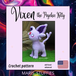 Op de afbeelding: Een gehaakte lavendelkleurige kattenfiguur met paarse accenten, staand op een groene ondergrond. De figuur heeft grote oren en een lange staart. Tekst op de afbeelding luidt "Vixen the Psychic Kitty", "Crochet pattern" en "MARIS STUFFIES". Het vaardigheidsniveau is gevorderd.