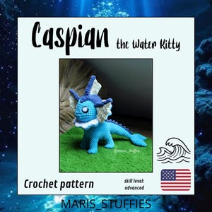 Op de afbeelding: Een gehaakte blauw-witte Caspian the Water Kitty, een op Pokémon geïnspireerd karakter, wordt getoond. De afbeelding bevat de tekst "Caspian the Water Kitty", "Crochet pattern" en "skill level: advanced". De Amerikaanse vlag is ook aanwezig.