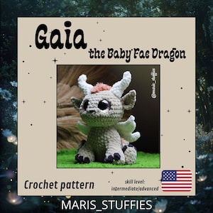 Könnte beinhalten: Häkelanleitung für einen gehäkelten Baby-Fae-Drachen namens Gaia. Der Drache ist hellbraun mit einem weißen Bauch und Flügeln. Er hat große braune Augen und ein kleines orangefarbenes Horn auf dem Kopf. Die Anleitung ist für fortgeschrittene Häkeler geeignet. Die Anleitung ist auf Etsy zum Kauf erhältlich.