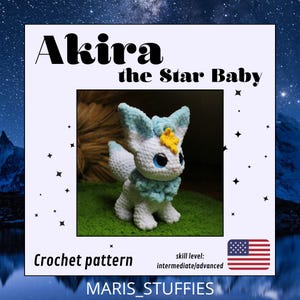 Op de afbeelding: Haakpatroon voor een witte amigurumi-vos met blauwe vachtdetails en een gele ster op zijn kop. Het patroon is getiteld "Akira the Star Baby" en is geclassificeerd als een tussenliggend/gevorderd vaardigheidsniveau. Het patroon is te koop op Etsy.