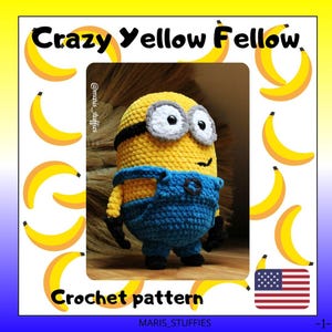 Könnte beinhalten: Häkelanleitung für eine gelbe Minion-Figur mit blauer Latzhose. Das Muster heißt "Crazy Yellow Fellow" und stammt von Maris_Stuffies. Das Bild ist von einem Rand aus gelben Bananen umgeben.