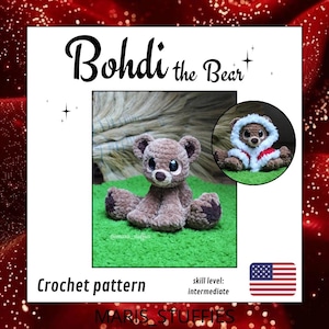 Op de afbeelding: Een gehaakte bruine beer genaamd "Bohdi the Bear" zit op groene stof. De beer heeft grote ogen en donkerbruine accenten op zijn poten en oren. De afbeelding bevat een kleinere inzet van de beer met een capuchonjas. Tekst luidt "Crochet pattern" en "skill level: intermediate."