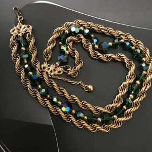 Collar Napier de cristal verde – Collar llamativo de varias hebras en tono dorado vintage