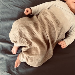Musselin Schlafsack oder Strampelsack aus 100% Baumwolle, genderneutrale Kinderkleidung für den Sommer Beige