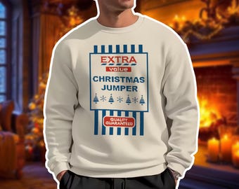 Puede incluir: Sudadera de color crema con un gráfico que dice "EXTRA VALUE CHRISTMAS JUMPER" en rojo y azul. El diseño incluye árboles de Navidad y las palabras "QUALITY GUARANTEED". Una prenda festiva de vacaciones.