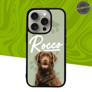Könnte beinhalten: Eine personalisierte Handyhülle mit einem braunen Labrador Retriever Hund und dem Namen Rocco auf einem hellgrünen Hintergrund.