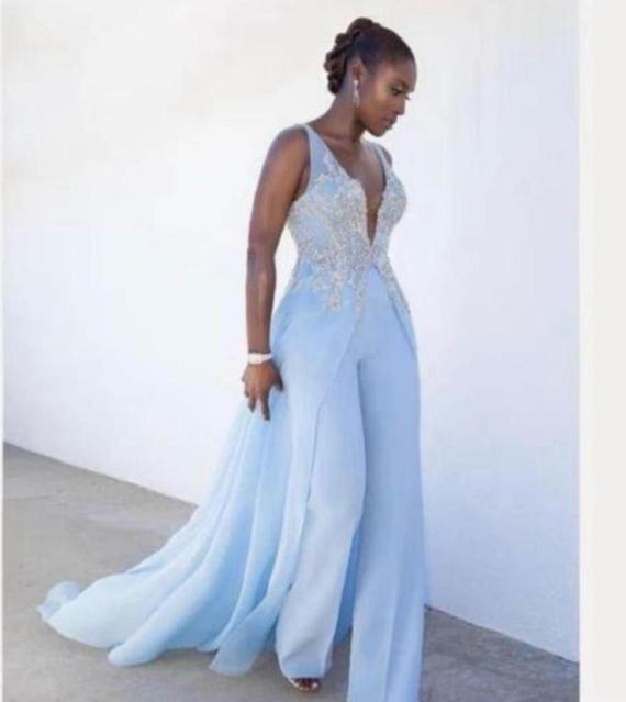 Mono elegante con cola, estilo mono, moda mono, diseño mono