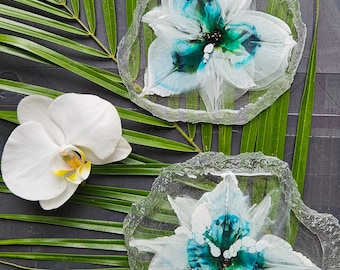 Juego de 2 posavasos de resina epoxi transparente hechos a mano con flores exóticas de orquídeas azules, elegante diseño floral aireado con bordes de cristal