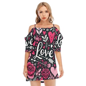 Vestido de corazón, atuendo de San Valentín, estampado de rosas rosas, minivestido con hombros descubiertos, look romántico para fiesta, regalo para ella, ropa para una cita nocturna.