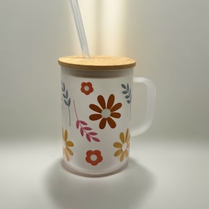 Retro Daisies 17oz Frosted Glass  Mug with Bamboo Lid and Reusable Straw , Heat Resistant To Go Cup for Coffee, Tea, Soda, Water and More