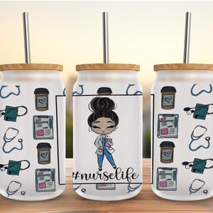 Puede incluir: Un juego de tres vasos de vidrio con tapas de bambú y pajitas de metal. Cada vaso presenta un fondo blanco con ilustraciones médicas y un diseño central de una enfermera de dibujos animados con el texto "#nurselife".