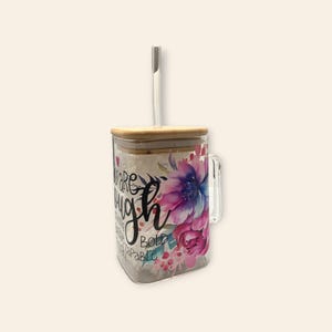 Sie sind genug quadratischer Becher, 20 Unzen quadratischer Becher, Eiskaffee-Tee-Soda-Trinkglas mit Bambusdeckel und Glasstroh, kaltgebrühter Becher, inspirierender Spruch