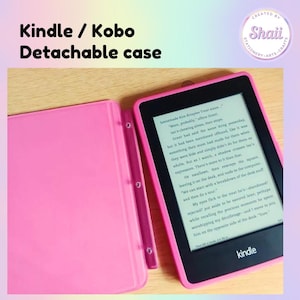 Może przedstawiać: Różowe, odpinane etui na Kindle lub Kobo, otwarte, aby odsłonić czytnik e-booków. Czytnik wyświetla tekst na ekranie. Etui jest w żywym różowym kolorze, a logo Kindle jest widoczne na dole ekranu. Tekst "Kindle / Kobo Detachable case" znajduje się na górze.