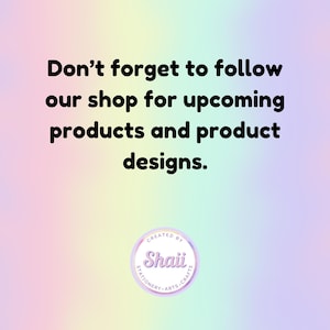 K&ouml;nnte beinhalten: Text auf einem Regenbogen-Farbverlaufshintergrund, der lautet: "Vergiss nicht, unserem Shop f&uuml;r kommende Produkte und Produktdesigns zu folgen." Unter dem Text befindet sich ein lila Kreis mit dem Text "CREATED BY Shaii STATIONERY ARTS CRAFTS" in Wei&szlig;.