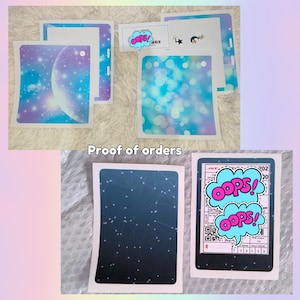 K&ouml;nnte beinhalten: Bestellbest&auml;tigung f&uuml;r drei verschiedene Designs von Handy-Skins. Die Designs beinhalten eine Galaxie mit einem Mond, einen blauen und violetten Bokeh-Effekt und einen dunkelblauen Hintergrund mit wei&szlig;en Sternen und Linien. Der Text "Bestellbest&auml;tigung" ist in wei&szlig; auf schwarzem Hintergrund geschrieben.