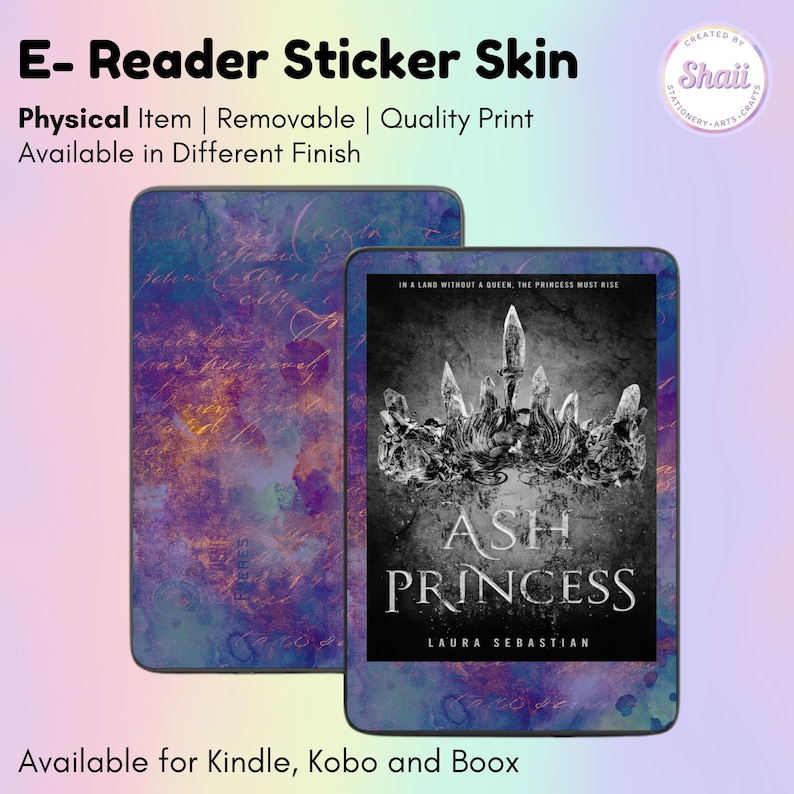 K&ouml;nnte beinhalten: Eine Sticker-Haut f&uuml;r einen E-Reader mit einem lila und blauen Aquarellhintergrund und einem Buchcover-Design auf der rechten Seite. Das Buchcover zeigt eine Schwarzwei&szlig;illustration einer Krone mit dem Text "Ash Princess" und "Laura Sebastian".