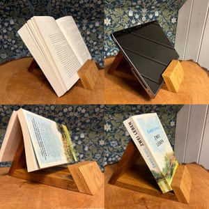 Könnte beinhalten: Ein hölzerner Buchständer mit dreieckiger Basis und kleiner, quadratischer Stütze. Der Ständer hält in verschiedenen Bildern ein offenes Buch und ein Tablet. Das Holz hat eine natürliche Maserung und einen warmen, braunen Ton. Der Ständer ist für Bücher und Tablets konzipiert.