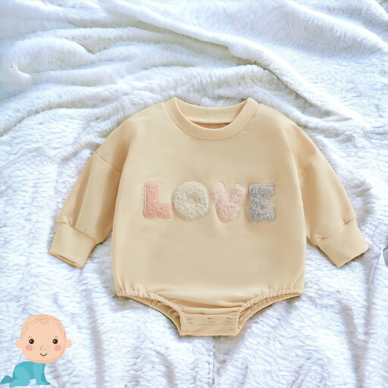 Geborduurde liefde romper, geborduurde liefde bodysuit, geborduurde baby romper, geborduurde baby bodysuit, borduurwerk romper, borduurwerk cadeau afbeelding 2