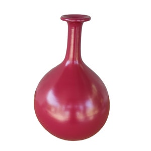 Puede incluir: Un jarrón de cerámica de color rojo oscuro con cuerpo redondo y cuello estrecho.