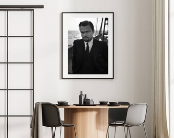 Photo Affiche Poster de Leonardo DiCaprio sur un bateau noir et blanc - tirage sur papier photo lustré 260g