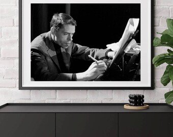 Photo Affiche de Jacques Brel au piano  - tirage sur papier photo lustré 260g/m2