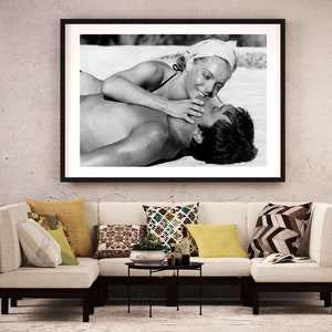 Fotoposter van Romy Schneider en Alain Delon in de film La Piscine in 1968 print op 260g/m2 glanzend fotopapier afbeelding 1