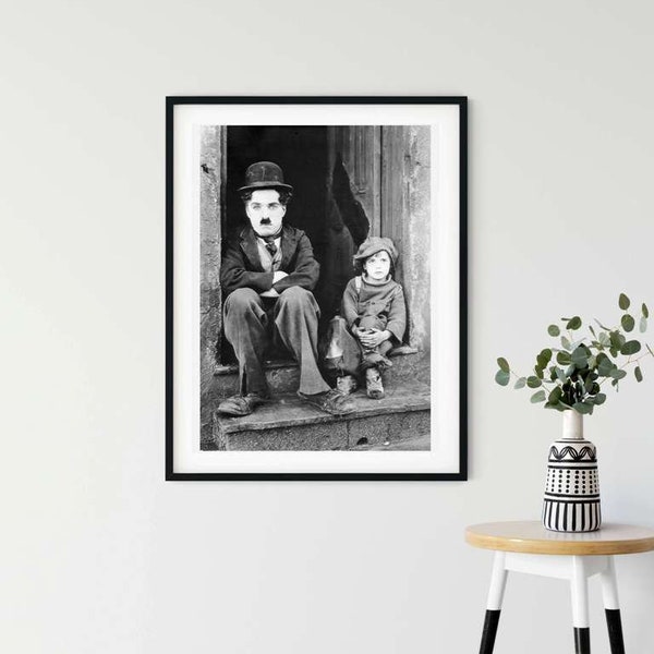 Photo Affiche noir et blanc de Charlie Chaplin dans le film "Le Kid" en 1921 - tirage sur papier photo lustré 260g/m2