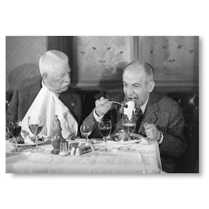 Photo Affiche de Jean Gabin et Louis de Funes au restaurant dans le film Le Tatoué tirage sur papier photo lustré 260g/m2 image 2