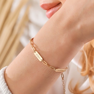 Bracelet barre avec nom personnalisé | Bracelet à breloques gravé avec une chaîne fine en forme de trombone | Bracelet prénom personnalisé | Cadeau fête des mères