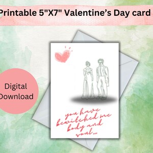 Könnte beinhalten: Druckbare Valentinstagskarte mit einem Paar in romantischer Umgebung. Die Karte ist 12,7 cm x 17,8 cm groß und hat ein rosa Herz und den Text "you have bewitched me body and soul..." in rot.