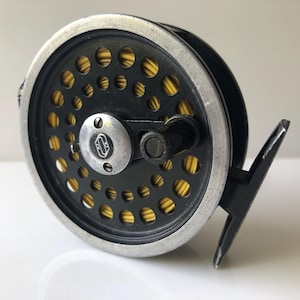 Leeda Gearfly Regular Fliegenfischerrolle mit einer Fliegenschnur beladen