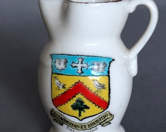W H Goss Armourial Crest-ware China - Cheltenham & Plymouth, alter spanischer Krug.