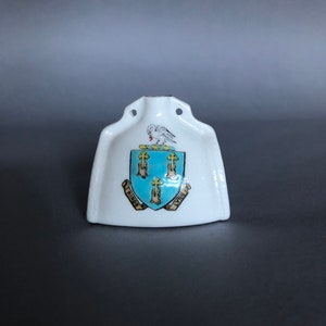 Goss Armourial Crest-ware Porzellanvase - Kings Lynn, Nr. 392067. &#39;Canterbury Pilgrim Leather Flasche&#39;, Circa 1905.