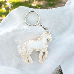 あなたの名前やテキストを入れた馬のデザインのカスタマイズされたアクリルキーホルダー。
