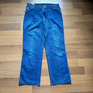 Pantalones vaqueros vaqueros de mezclilla azul estilo western de corte bota, marca Wrangler, estilo vintage de los años 80, de la marca No Fault, talla 34 x 28. imagen 1