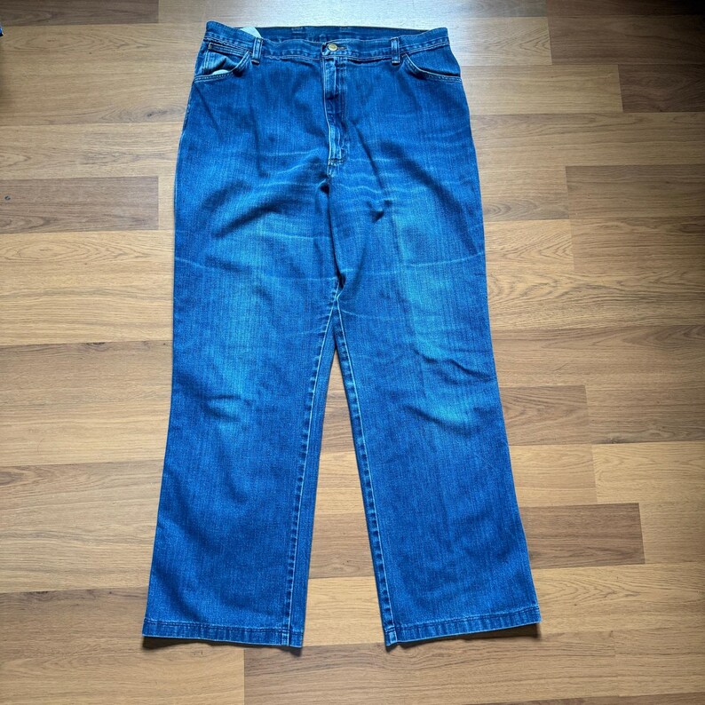 Pantalones vaqueros vaqueros de mezclilla azul estilo western de corte bota, marca Wrangler, estilo vintage de los años 80, de la marca No Fault, talla 34 x 28. imagen 1