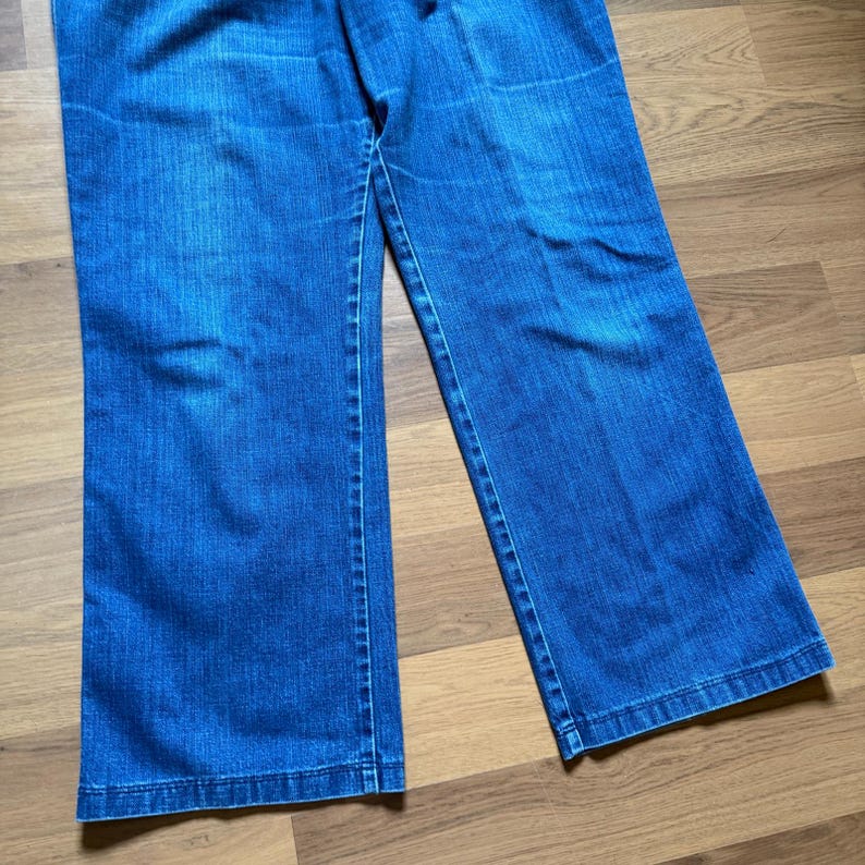 Pantalones vaqueros vaqueros de mezclilla azul estilo western de corte bota, marca Wrangler, estilo vintage de los años 80, de la marca No Fault, talla 34 x 28. imagen 2