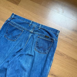 Pantalones vaqueros vaqueros de mezclilla azul estilo western de corte bota, marca Wrangler, estilo vintage de los años 80, de la marca No Fault, talla 34 x 28. imagen 6